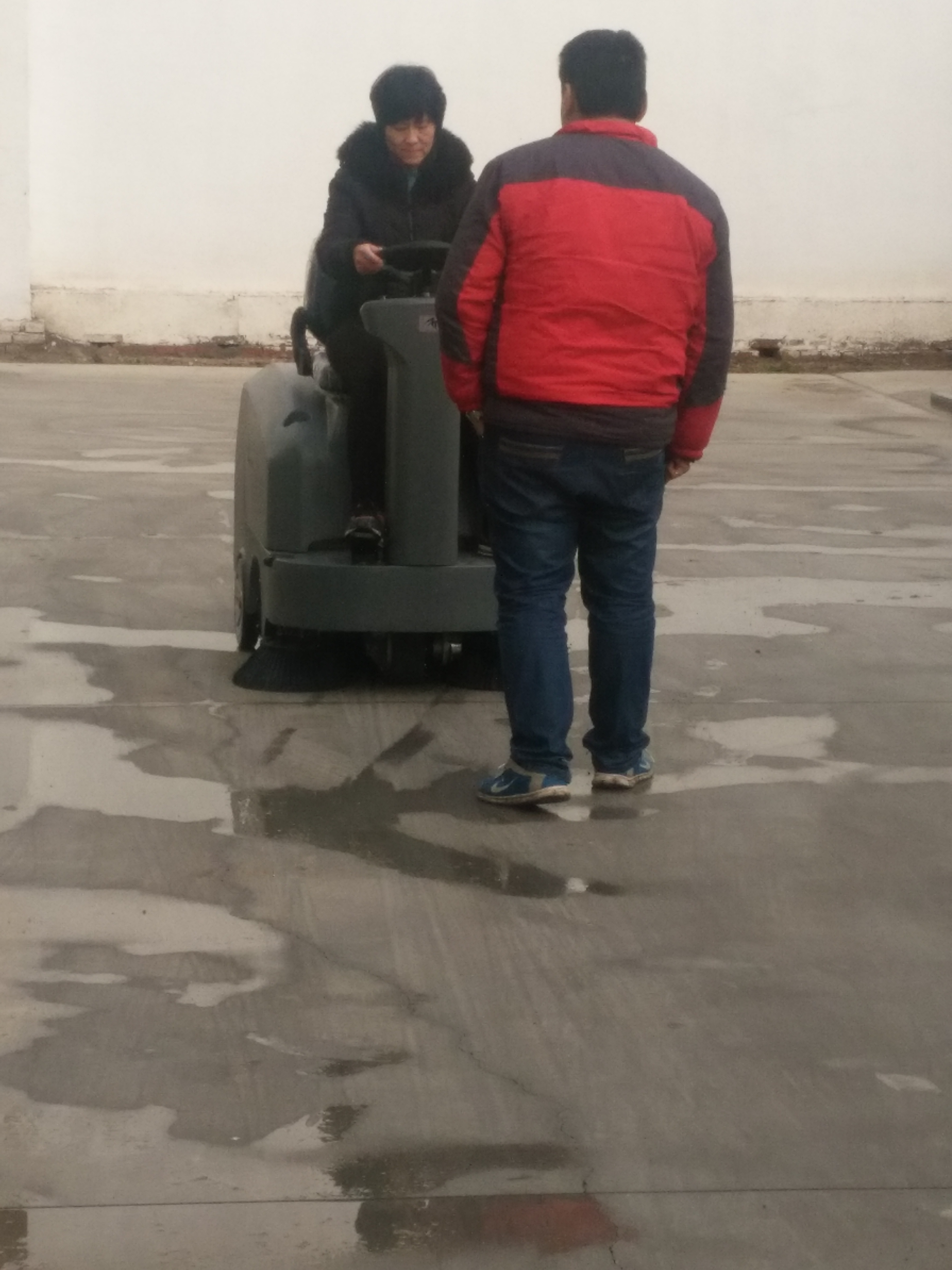 與人工相比、電動掃地車的優(yōu)勢有哪些