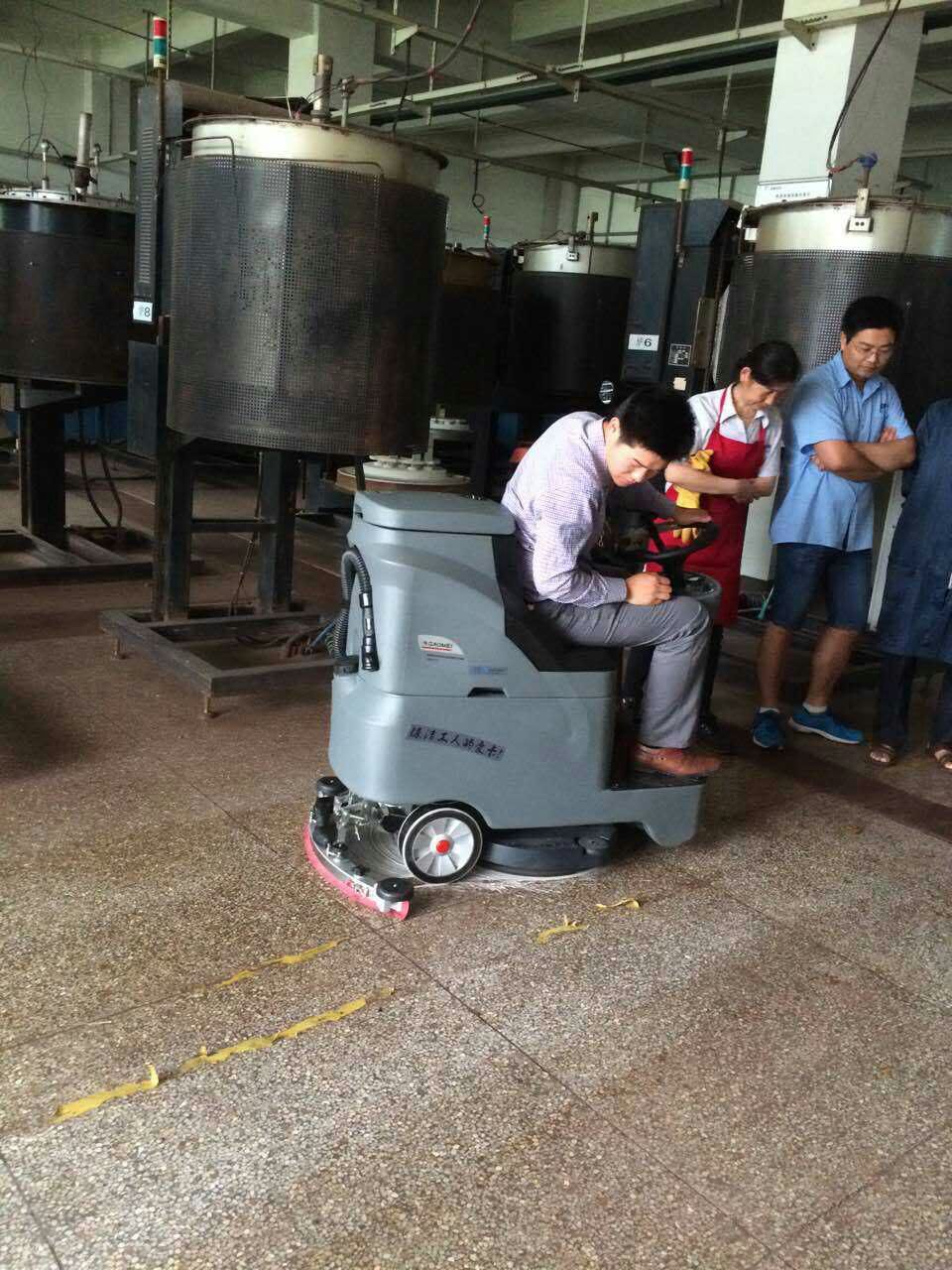 洗地機成為環(huán)保行業(yè)中主流清潔設備