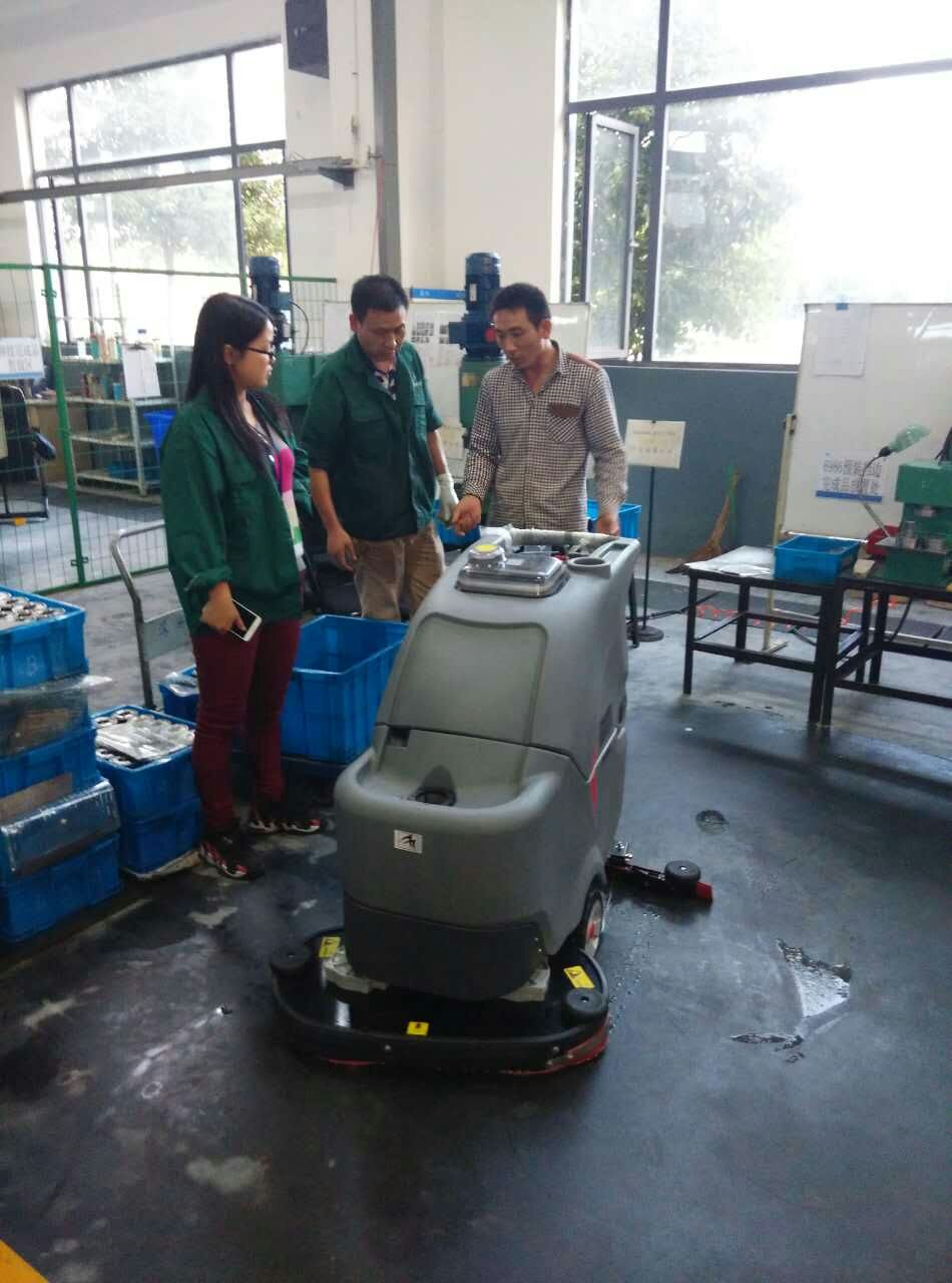 工廠車間環(huán)氧地面很臟不好清洗怎么辦?