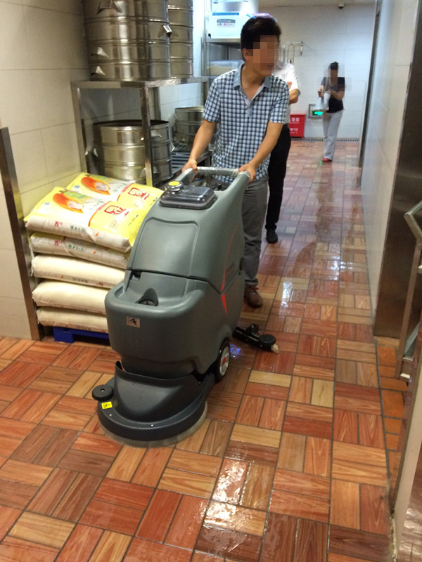 手推式全自動洗地機是什么樣的地面清潔設備？