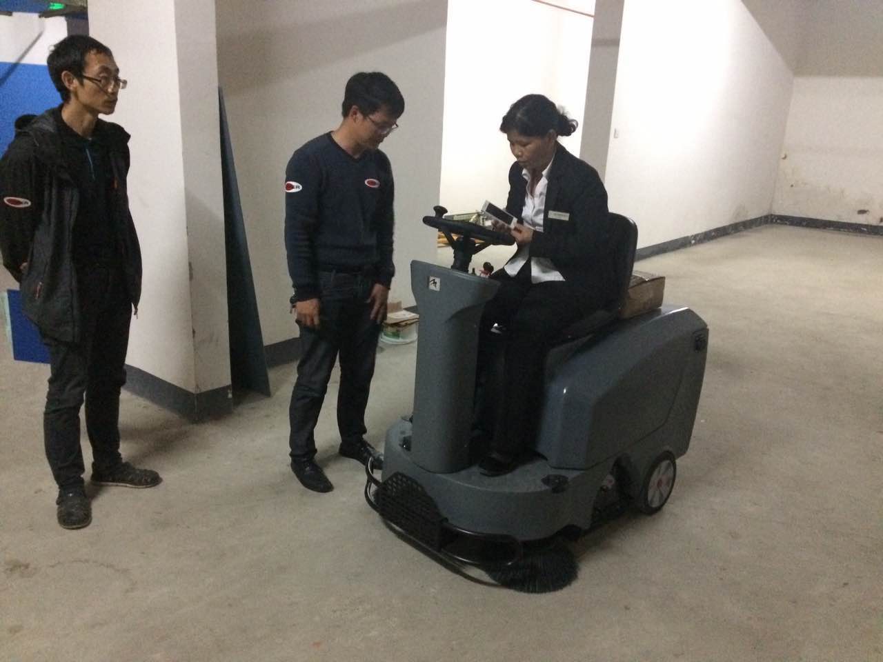 養(yǎng)雞場地面糞便羽毛雜物用掃地車怎么打掃？