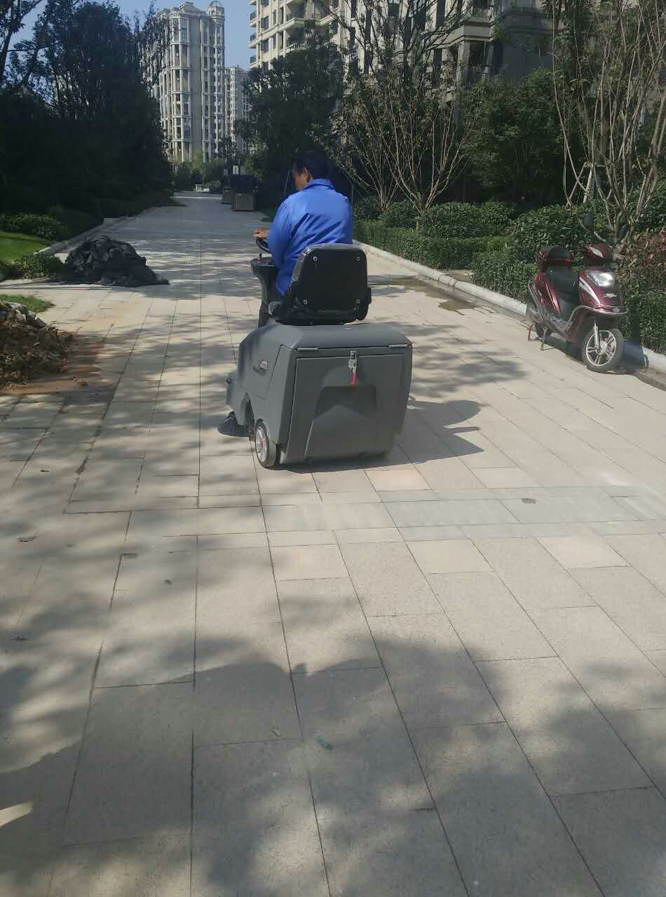 駕駛式掃地機工作原理以及優(yōu)點是什么?