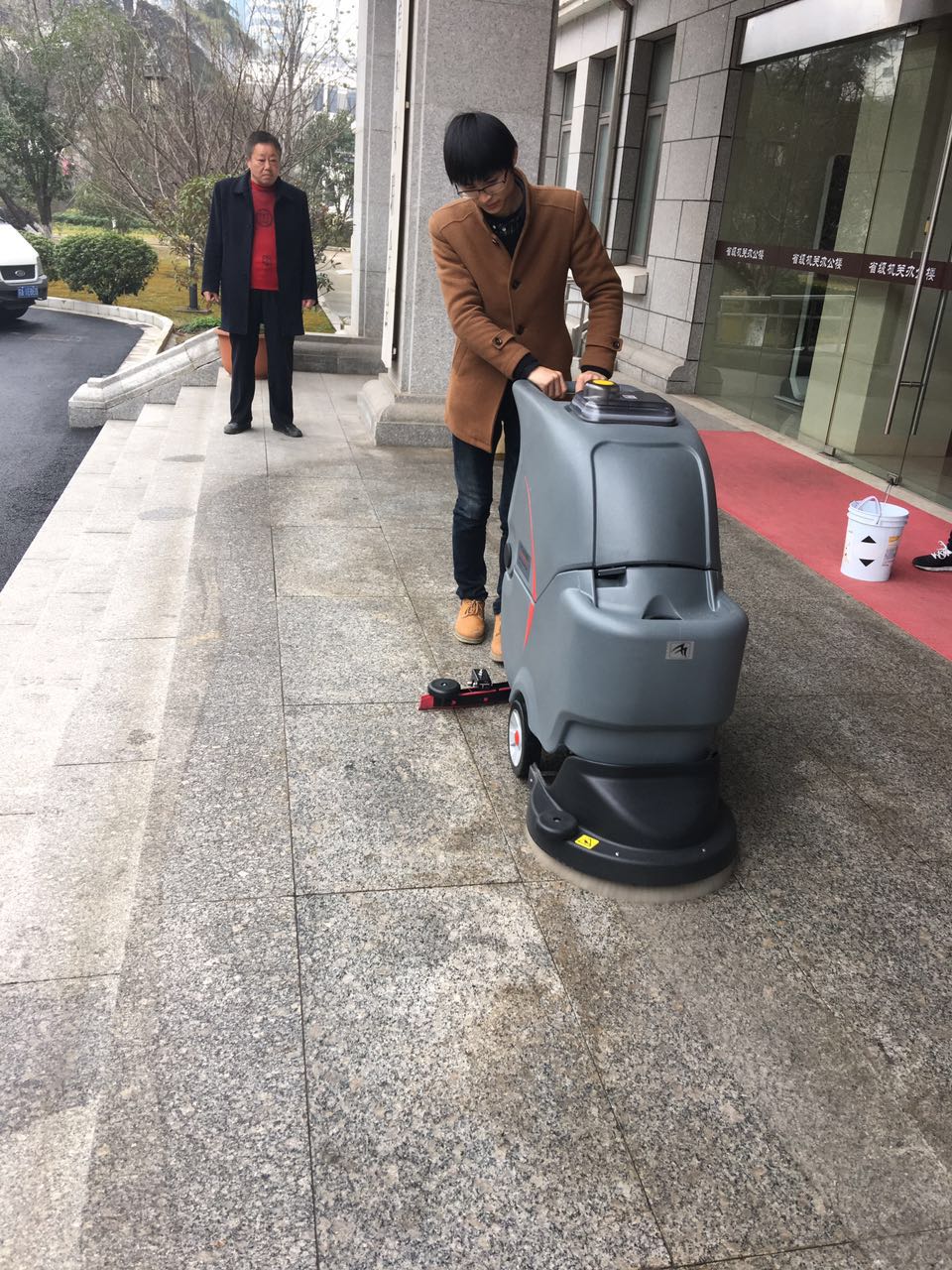 工廠為什么需要洗地機(jī)等清潔設(shè)備