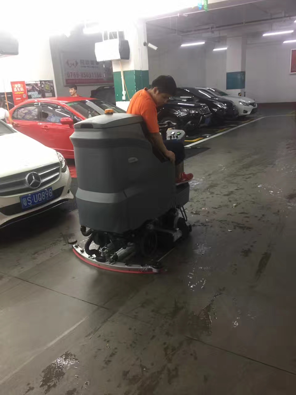 中型駕駛洗地機(jī)怎樣把地面清洗干凈