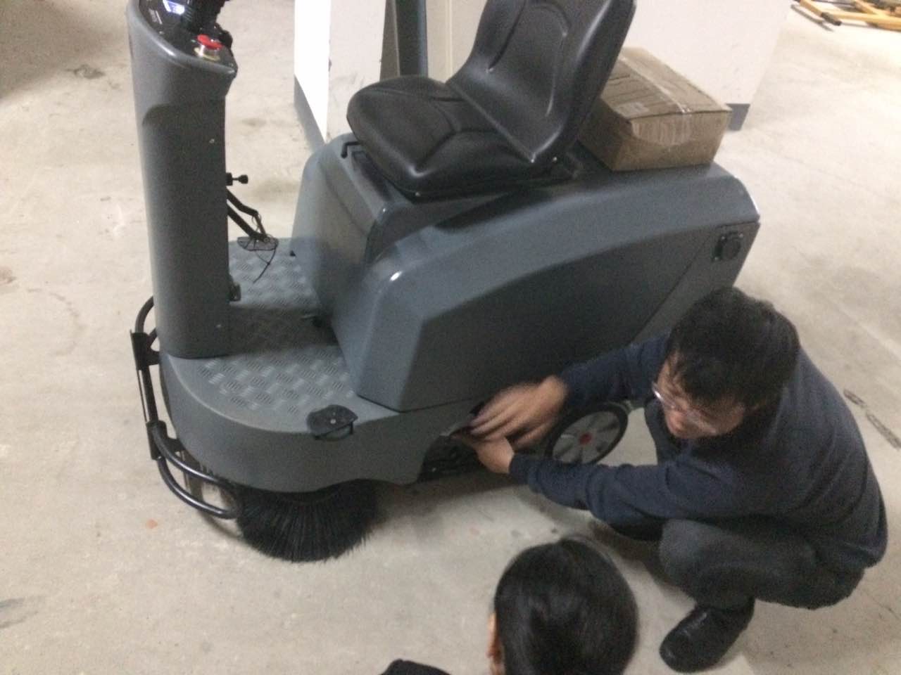 高美電動掃地車與人工相比、電動掃地車的優(yōu)勢