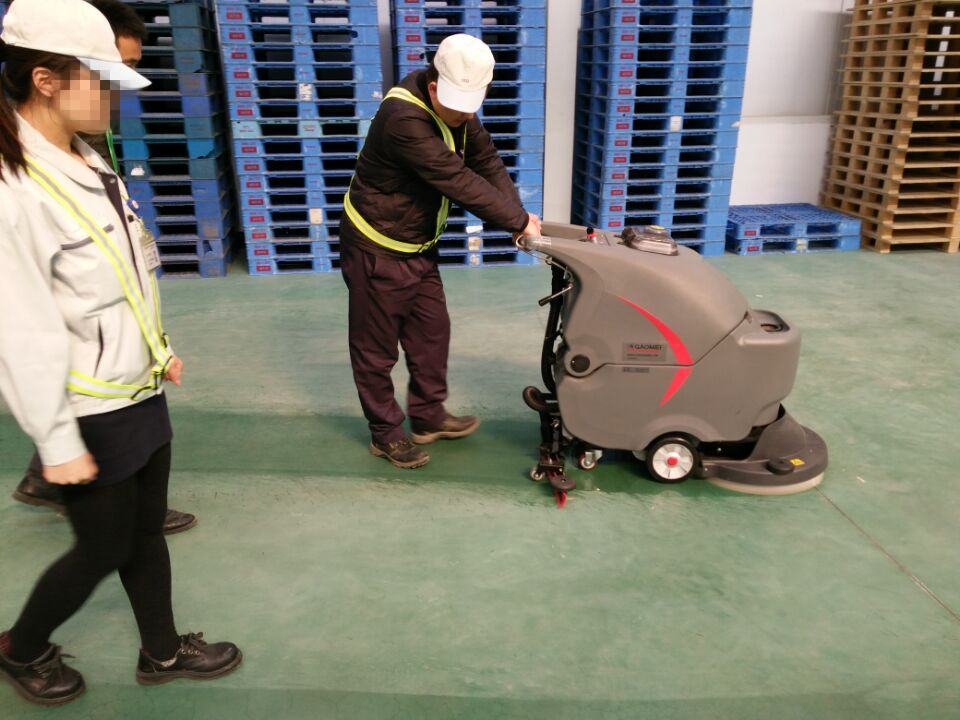 電子廠無塵車間地面清潔就用高美全自動洗地機