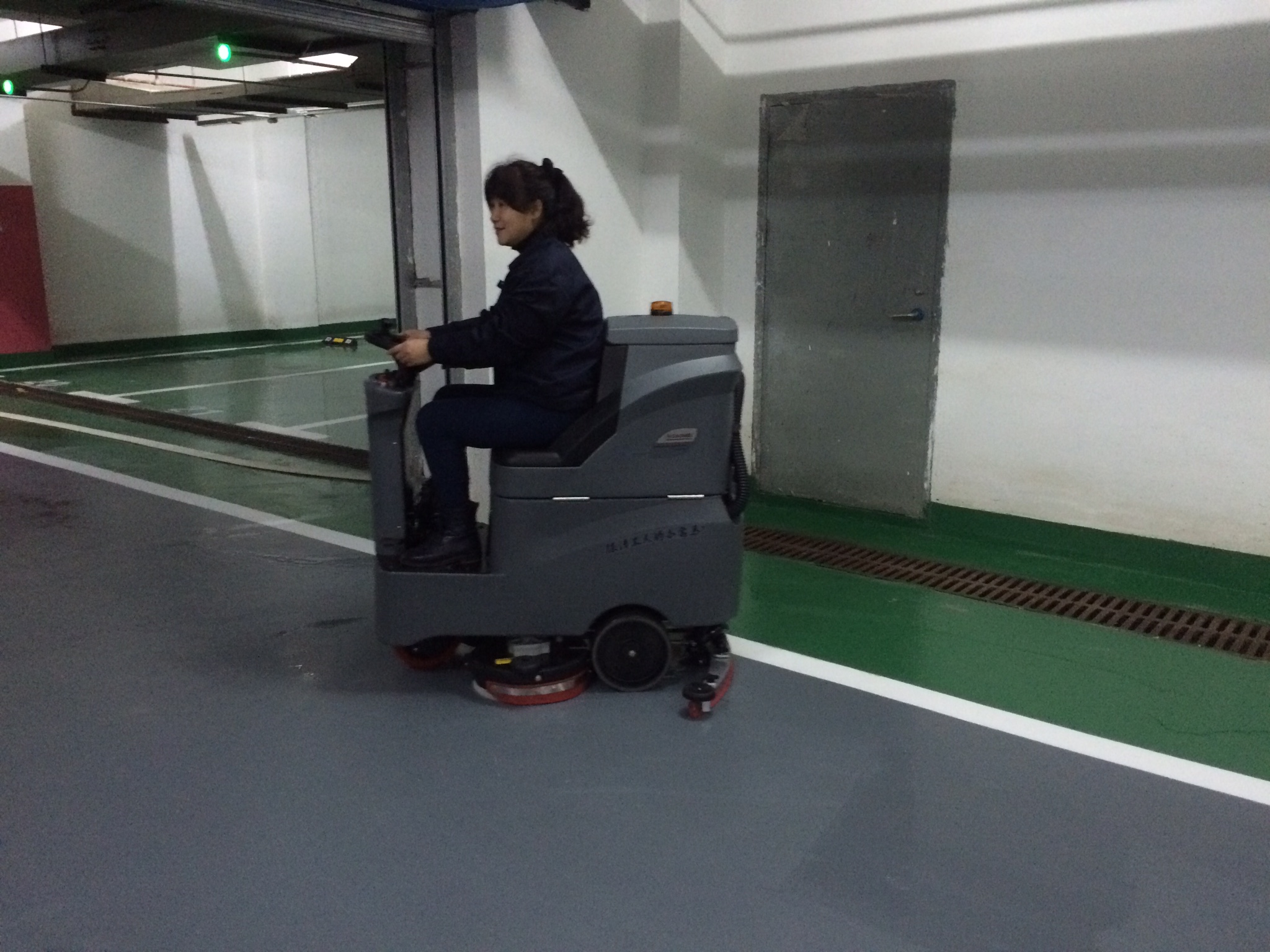 駕駛式洗地機(jī)受歡迎嗎？駕駛式洗地機(jī)有沒有清潔價(jià)值