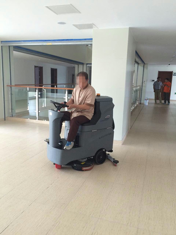 駕駛式洗地車成公認(rèn)的環(huán)保清潔設(shè)備