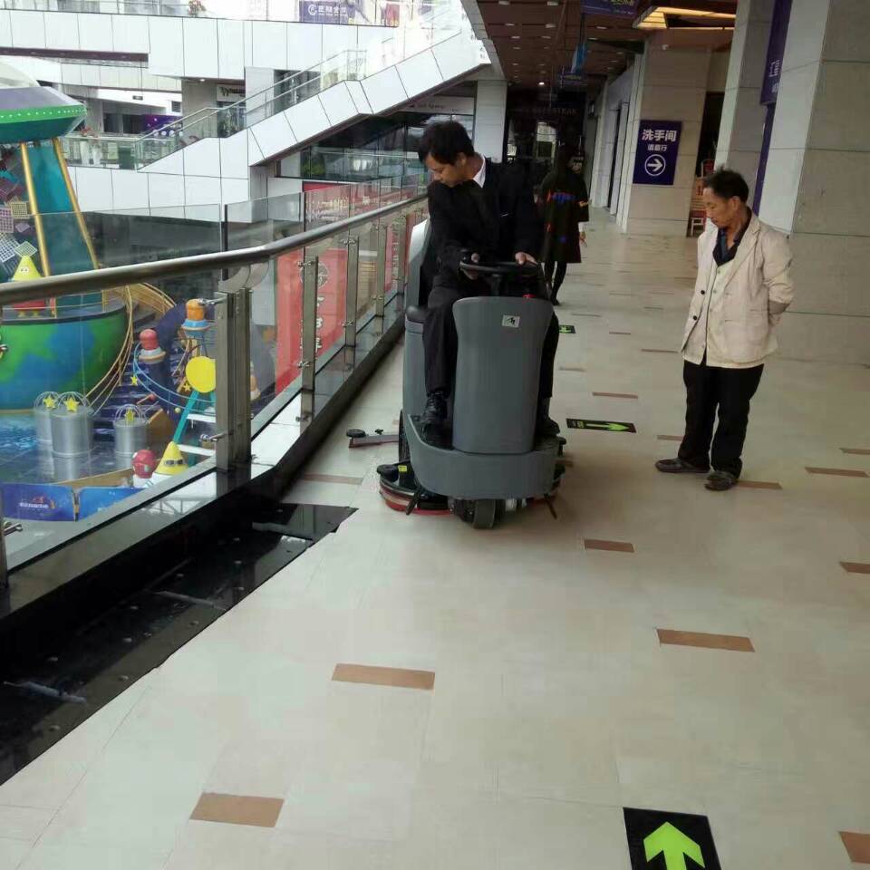 商場(chǎng)駕駛式洗地機(jī)如何操作？