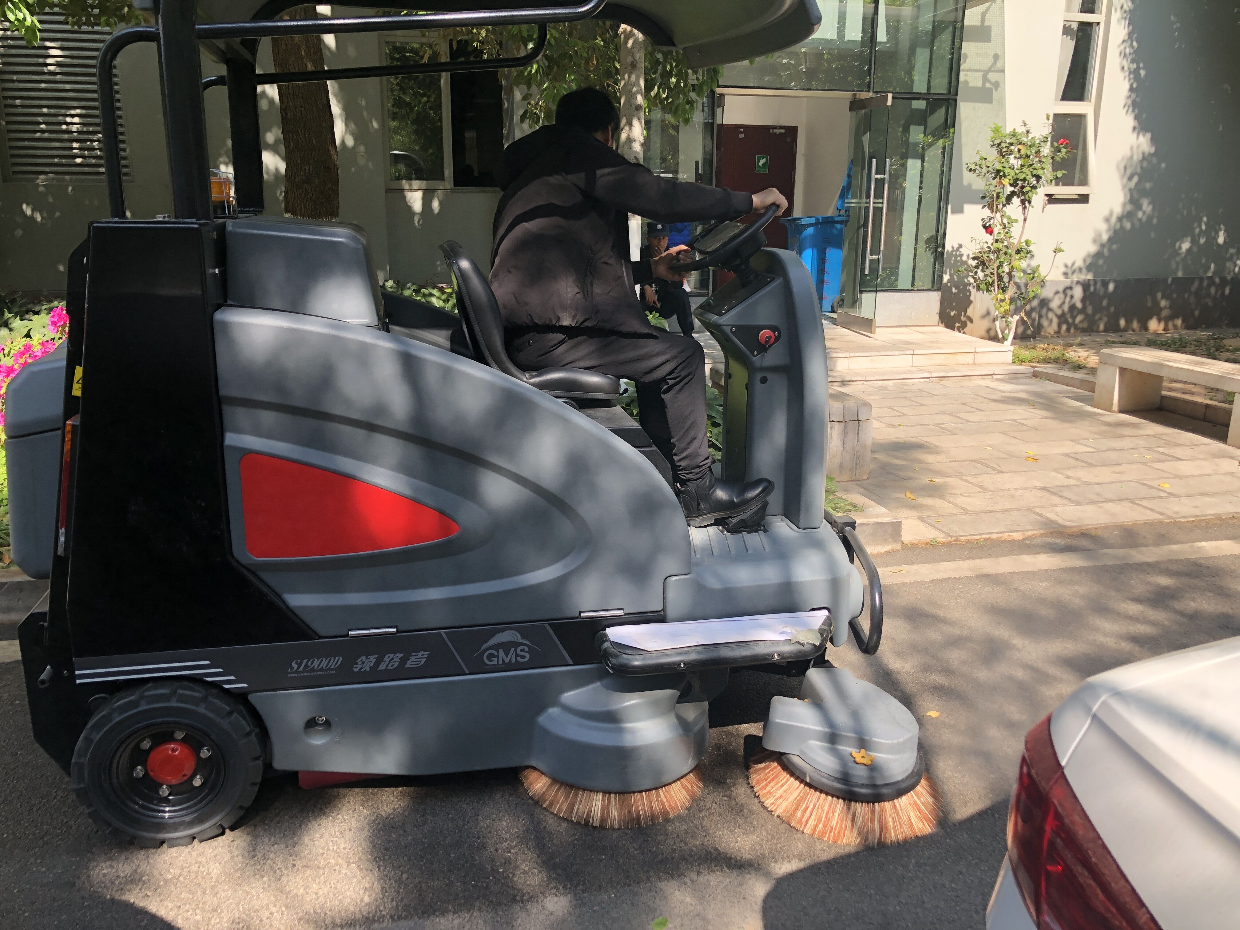 遮陽(yáng)掃地車(chē)適合哪些場(chǎng)所使用